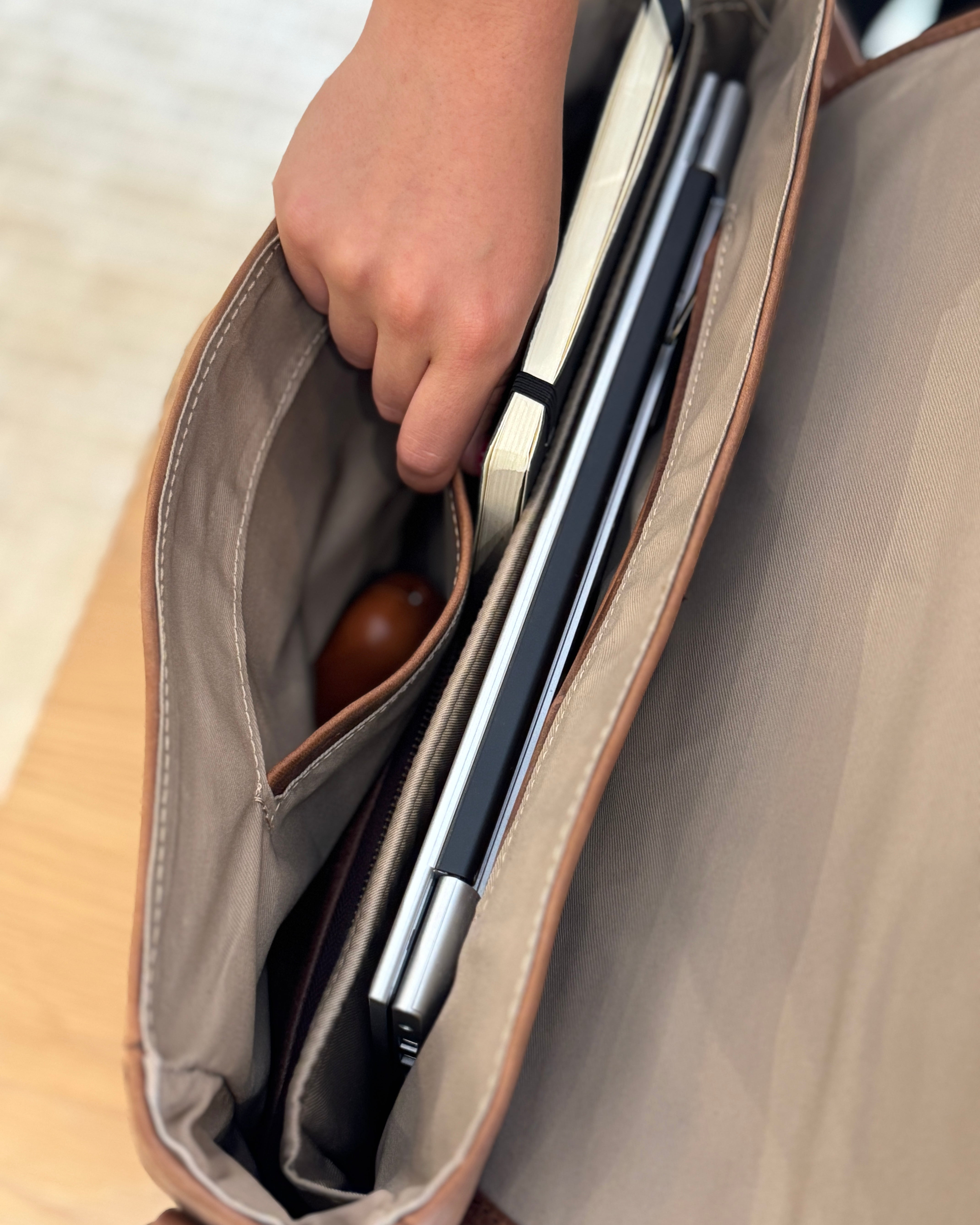 帝国陸軍　肩掛け革鞄　曹長 The Satchel Leather Briefcase | Burgundy Collective